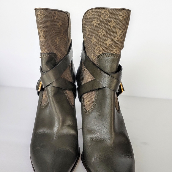 Louis Vuitton Monogram Pointed-Toe Booties - Picture 4 of 12